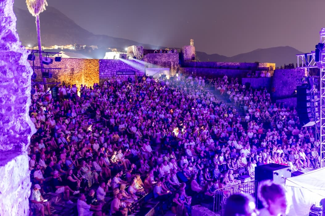 Bryan Adams na koncertu na tvrđavi Kanli kula