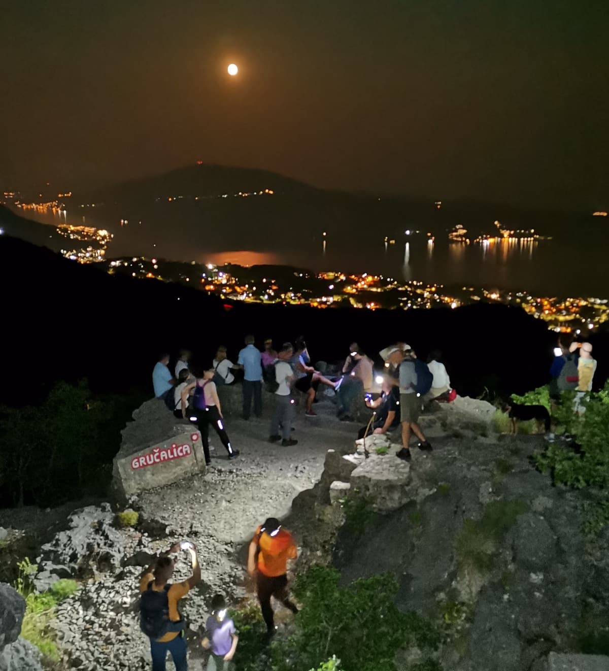 Vidikovac sa pogledom na ulaz u Boku kotorsku