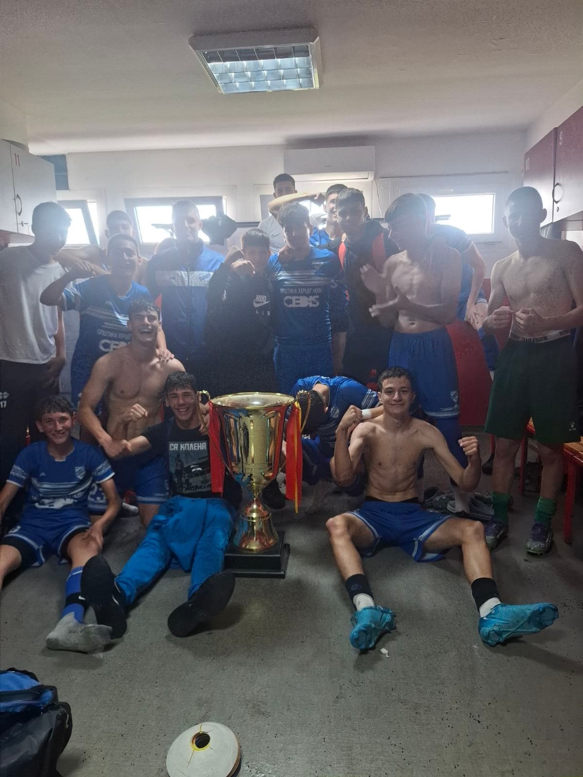 Kadeti FK Igalo sa trofejom prvaka Druge kadetske lige
