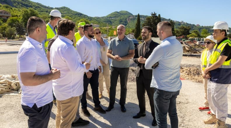 Asfaltirane trake bulevara Tivat–Jaz