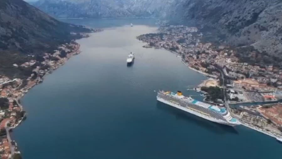 Kruzer u Bokokotorskom zalivu