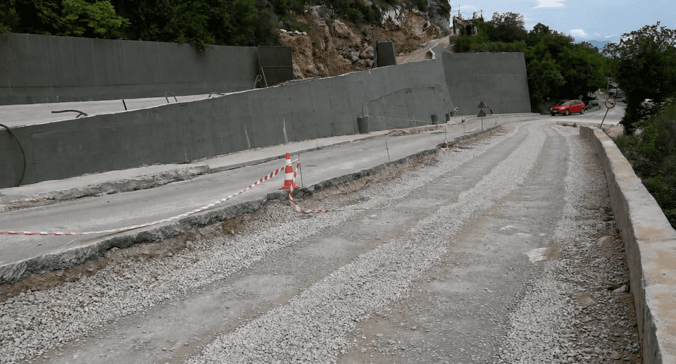 Radovi na sanaciji puta kod kamenoloma na Podima