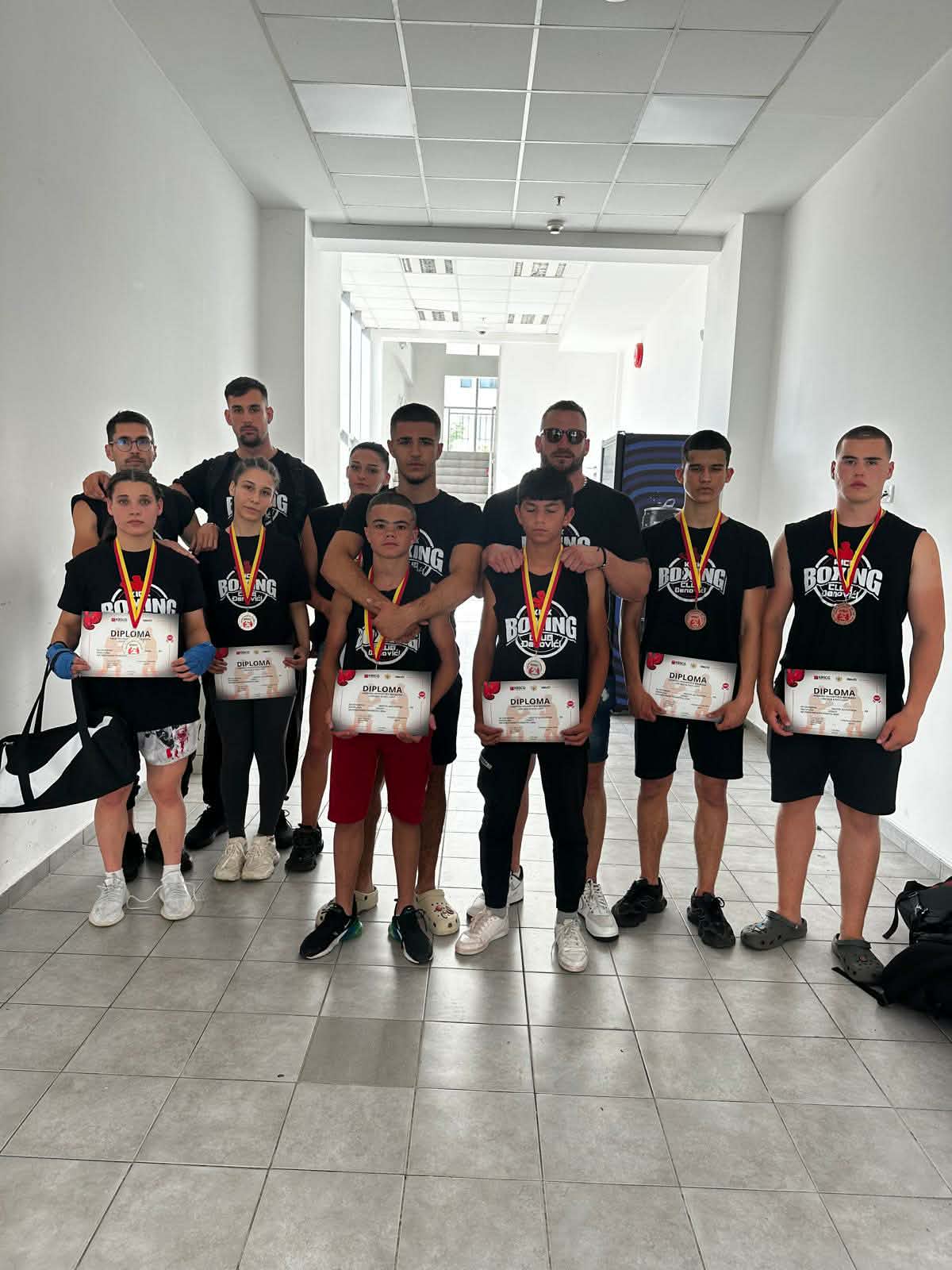Mladi kik-bokseri kluba Đenovići sa medaljama