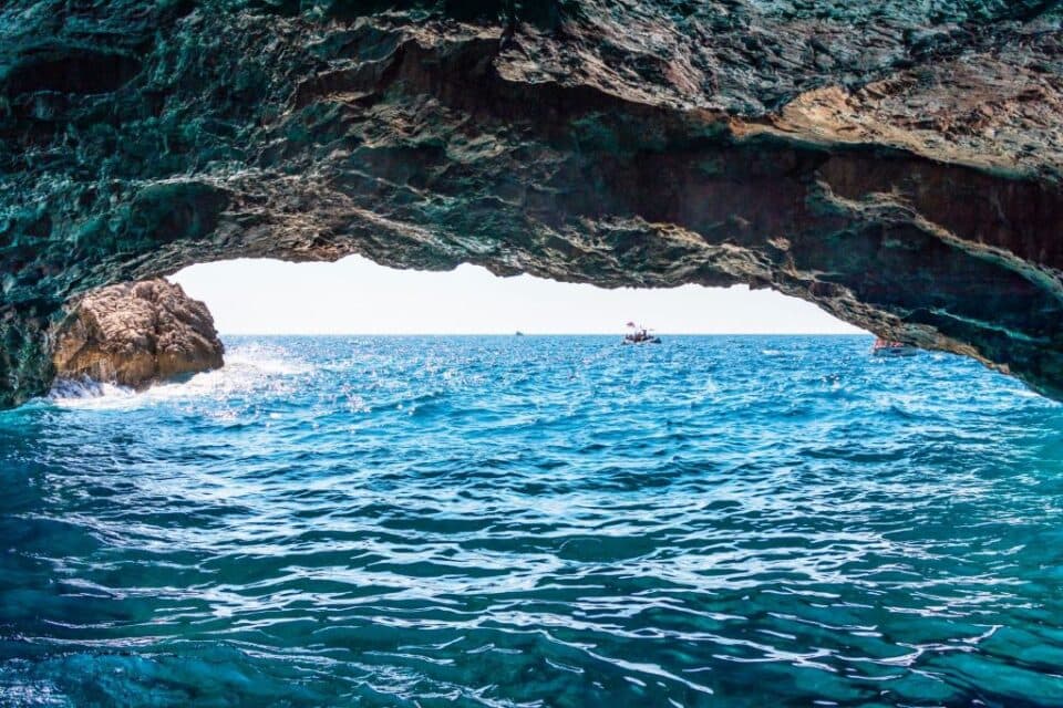 Plava špilja na crnogorskom primorju