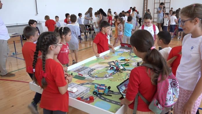 Učenici predstavljaju radove iz robotike na sajmu Tehno kastel