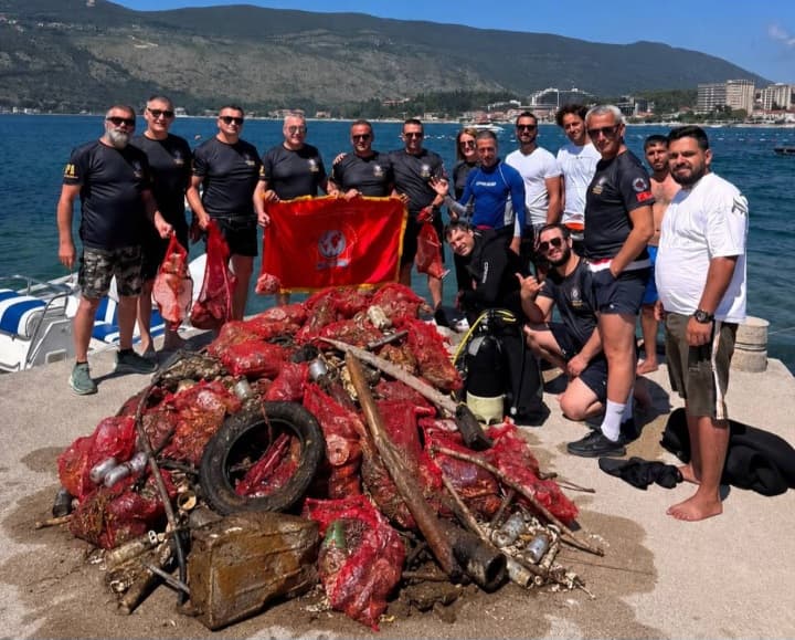 Volonteri čiste plažu i podmorje na People's Beachu