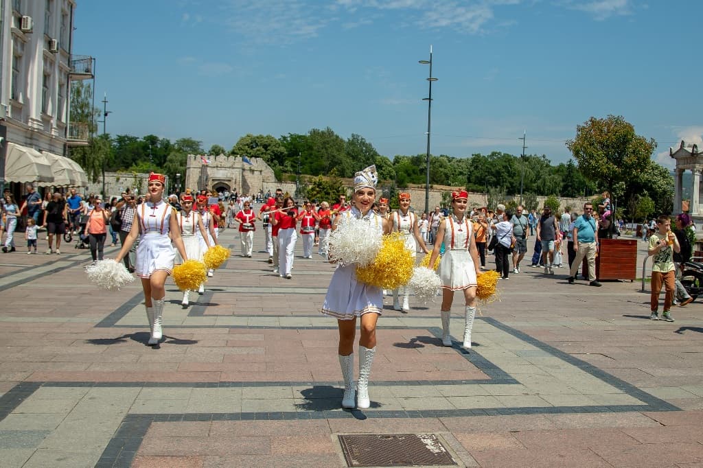 Gradska muzika Herceg Novi i mažoretke na nastupu u Nišu